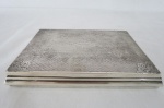 PRATA - Charuteira em prata contrastada, 800 milésimos, parte interna em madeira.Peso total 337 gramas. Med. 2,5 x 19 x 14 cm. Madeira com pequenas avarias.