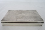 PRATA - Charuteira em prata contrastada,  800 milésimos, parte interna em madeira. Peso total 389 gramas . Med. 3 x 21,5 x 11,5 cm. Madeira com pequenas avarias.   