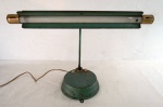 Luminária Antiga de mesa em ferro  pintado de verde, haste tubular sustentando lâmpada fluorescente, funcionando. Apresenta desgastes; peso aprox. 1,4kg. Med. 36 cm alt x 18 cm diâmetro.