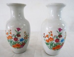 Par de vasos em porcelana oriental no tom branco, decorado com flores. Med. 16 x 8 cm de diâmetro cada.