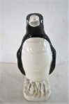 Grande e antigo pinguim em porcelana nas cores branca e preta com detalhes em dourado.  Med. 30 cm alt.