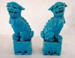 Par de esculturas em porcelana oriental, esmaltados na cor azul turquesa, representando Cães de Fó. Med. 16 cm alt. Os Cães de Fó são os antigos guardiões dos templos budistas, segundo essa filosofia, são divindades ligadas a proteção e participaram da criação do mundo.