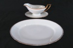 Thomas Verbano Lavero Bavária-  Grande molheira e travessa oval em porcelana alemã  finamente decorada no tom branco com ricos filetes à ouro. Marca da manufatura Bavária sobre a base , Alemanha cerca 1900. Med. molheira 11 x 24 x 15 cm, travessa 32 x 22 cm.