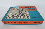 Eletronic Set For Juniors:  6 Assembly Kits com seis diagramas sendo : 1) Diode receiver,  2) Rádio receiver transistor, 3) Morde transmitter, 4) Radio receiver and morse transmitters,  5) Photo electric light sensitive alarm, 6) Photo electric alarm. Acompanha manual de instructions em inglês, na embalagem original completo. Não testado, vendido sem garantia.