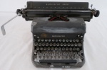 Remington Rand, EUA.(Fundada em 1927): Máquina de escrever portátil norte-americana da década de 1940,  da fabricante Remington Rand, com selo da antiga Casa PRATT, Brasil S/A. Com marcas do tempo.