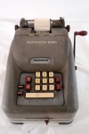 Antiga máquina de calcular à manivela -Manufatura: Remington Rand -com movimentação por manivela anos 50, não testada, vendida no estado.. Peso: 13kg