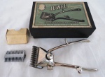 Antiga máquina manual de cortar cabelo JUWEL SCHUTZMARKE Alemã. Acompanha um acessório de alongamento de lâmina e acondicionado em embalagem original com manual de instrução em ótimo estado. Peça vintage de colecionador.