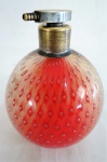 Lindíssimo perfumeiro vaporizador italiano arte deco, anos 50 em Murano nos tons vermelho e preto, com interior salpicado a pó de ouro, decorado por Bolhas internas. Tampa em metal. Marcado Made in Italy.Med. 10 cm de diâmetro.