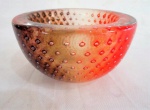 Elegante Bowl arte deco, anos 50 em Murano nos tons vermelho e preto, com interior salpicado a pó de ouro, decorado por Bolhas internas. Tampa em metal. Selado na base  Made in Italy.Med. 7 x 11,5 diâmetro.