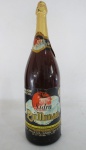 SIDRA PULLMAN - Grande garrafa decorativa de espumante gaseificada em vidro na cor âmbar, gravado em alto relevo " Vinícola Amalia S.A" . Lacrada e rotulada (Sem garantia do conteúdo). Conteúdo 3500 ml. Med. 49 cm alt x 14 cm de diâmetro.