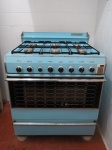 Antigo Fogão Brastemp 06 bocas em ferro esmaltado azul turquesa, com estufa inferior e iluminação. A instalação é para gaz de rua. Med. 95 x 77 x 70 cm. Funcionando, porém vendido no estado, sem garantia. RETIRADA POR CONTA DO ARREMATANTE NA RUA DOIS DE DEZEMBRO-FLAMENGO, COM AGENDAMENTO.