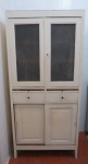 Armário de cozinha de quatro (04) portas de abrir com vidro superior, duas de correr inferiores, e 02 gavetas com descansos retráteis, interior com duas prateleiras em madeira, na cor branca. Med: 188 x 88 x 45 cm. RETIRADA POR CONTA DO ARREMATANTE NA RUA DOIS DE DEZEMBRO-FLAMENGO, COM AGENDAMENTO.