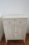 Armário de cozinha de (2) duas portas, e 1 gaveta em madeira, na cor branca. Med: 90 X 70 X 45 cm. RETIRADA POR CONTA DO ARREMATANTE NA RUA DOIS DE DEZEMBRO-FLAMENGO, COM AGENDAMENTO.