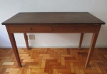 Elegante aparador em madeira nobre, com linhas retas e duas gavetas frontais. Med.: 80 x 120 x 55 cm. RETIRADA POR CONTA DO ARREMATANTE NA RUA DOIS DE DEZEMBRO-FLAMENGO, COM AGENDAMENTO.