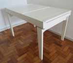 Mesa de jantar em madeira na cor branca, tampo quadrado com dois extensores laterais em esteira. Med. aberta 180 cm comprimento, fechada 77 x 120 x 80 cm. RETIRADA POR CONTA DO ARREMATANTE NA RUA DOIS DE DEZEMBRO-FLAMENGO, COM AGENDAMENTO.