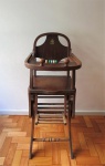 VINTAGE- Antiga e rara cadeira infantil de alimentação, em madeira nobre, com apoio articulado para prato, altura regulável. Anos 50. Med. 101 x 40 x 60 cm. RETIRADA POR CONTA DO ARREMATANTE NA RUA DOIS DE DEZEMBRO-FLAMENGO, COM AGENDAMENTO.