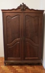 Armário em madeira nobre no estilo Chippandelle, 2 portas, sendo uma com espelho, 3 gavetas, no interior paus de cabide, prateleiras e parte superior com florão. Med. 205 alt x 138 x 63 cm com florão. SEM FLORÃO 1.87 CM ALT.