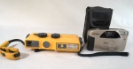 Duas (02)  câmeras fotográficas  MINOLTA WEATHERMATIC - uma câmera de filme subaquático à prova d'água -, década de 80 e  uma câmera fotográfica antiga Minolta Lens Af-25 Auto Focus, não testadas, vendidas no estado.