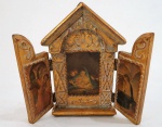 Oratório de viagem em madeira entalhada com pátina em dourado no formato de capela com aplicação de imagens. Med. 19 x 21 x 3 cm.