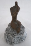ARTURO- Escultura em bronze base em granito, representando " Dorso Feminino", assinado. Med. 8,5 cm de altura.