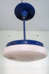 VINTAGE ANOS 60/70- Luminária de teto para duas luzes, em metal esmaltado na cor azul cobalto, cúpula redonda em vidro leitoso opalinado. Med. 32 x 22 cm diâmetro.