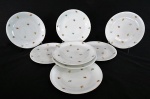 RENNER PORTO ALEGRE -Oito (08) pratos sobremesa em porcelana esmaltada na cor branca , decorado com rosas e frisos dourados na borda. Med. 17,5 cm diâmetro.