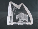 Peso para papel  em bloco de vidro translúcido, decorado com lapidação em satiné  com " Figura de Urso". Med. 11 x 12 cm.