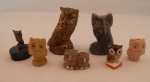 Conjunto de sete  esculturas representando corujas diversos modelos, tamanhos e materiais: Pedra dura, metal, resina, bronze e etc. Med. entre 3 e 9 cm de altura.