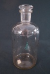 Um (01) frasco de farmácia em vidro branco transparente, marcado Industria Brasileira PYREX. Med. 23 cm alt x 10 cm diâmetro.