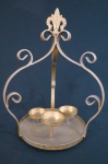 Candelabro no formato de coroa em ferro moldado para três velas, base redonda com três pés em esfera. Med. 32 cm alt x 22 cm diâmetro.