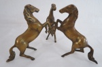 CAVALOS - Lindo e antigo grupo escultórico, em bronze dourado, ricamente cinzelado, representando cavalos empinando. Med. 16 x 26 cm.