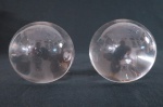 Par de objetos decorativos em grosso cristal translúcido no formato de esferas. Med. 8 cm diâmetro.