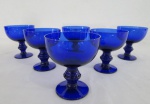 Antigo conjunto com seis taças  para champanhe em demi cristal na cor azul royal ,da década de 60 . Med. 10 cm alt x 9 cm diâmetro.