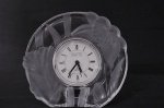 JAPAN- Relógio de mesa em cristal glassware, decoração floral, mecanismo a quartzo. Marcado Crystal Glassware Handcrafted Japan. Med.15 cm diâmetro. Obs: Sem bateria, não testado.