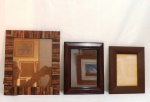 Três (03) porta retratos em madeira, um liso, um frisado e um estampado. Med. 27 x  21 cm, 25 x 20 cm, 32 x 27 cm.