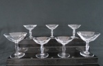 CRISTAL BACCARAT. Conjunto de sete taças duas para Dry Martini e cinco para champanhe no estilo BACCARAT em cristal translúcido, lapidação dedão, haste facetada, base em bolacha. Med. dry martini 12 x 11 cm, champanhe 9,5 x 9,0 cm diâmetro. Três com mínimos bicados.