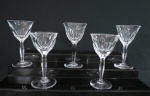 CRISTAL BACCARAT. Conjunto de cinco taças para vinho branco no estilo BACCARAT em cristal translúcido, lapidação dedão, haste facetada, base em bolacha. Med. 15, 5 x 8 cm diâmetro. Com mínimos bicados.