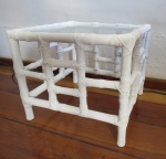 Mesa  de canto em Rattan revestido em vime patinado na tonalidade branca, formato quadrado, tampo embutido. Med. 30 x 35 x 35 cm.