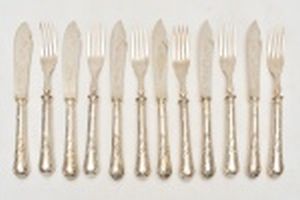 CHRISTOFLE - 12 peças para peixe: 6 garfos e 6  facas em metal espessurado à prata.