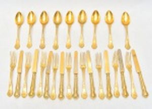 27 peças douradas (9 garfos, 9 taças e 9 colheres).