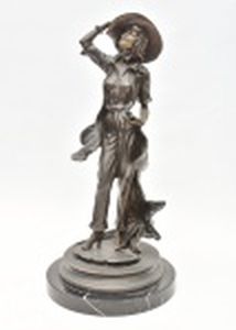 Cocote com salto alto e chapéu, escultura em bronze, montado sobre mármore rajado preto com  detalhe em branco. Altura 37 cm.