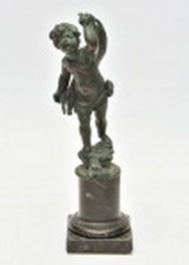 "Imagem da Infância de Hercules voltando da caça", estatueta em bronze fundido sobre coluna de mármore. Altura 21 cm.