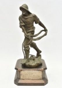 BOFIL - Escultura em bronze representando velho marinheiro arremessando corda . Assinado. Base de madeira com dedicatória em placa de prata gravada e  datada Agosto 1910. Altura 30 cm.