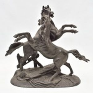 Grupo  escultórico de cavalos em petit bronze representando 2 garanhões. Altura 34 cm. Medida maior 40 cm. Rabos encaixados.