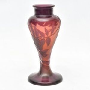 GALLÉ  - Vaso em forma de balaústre com decoração gravada ao acido sobre pasta de vidro, monocromático em tons lilás. Altura 16 cm