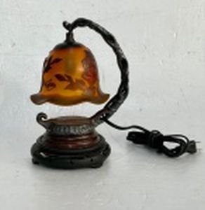 Luminária em pasta de vidro representando campanula, gravada ao acido com motivos florais, acabamento em pé metálico para eletricidade. Funcionando. Altura 18 cm.
