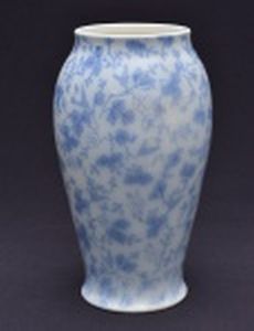 Vaso azul e branco de porcelana inglesa, Formato balaústre decorado  com delicadas flores celeste. Altura 23 cm.