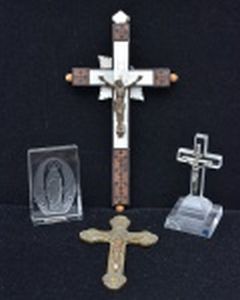 Quatro  peças religiosas: Crucifixo com madrepérola (16 cm) falta um raio, Crucifixo em bronze (9 cm) , Jesus  ressuscitado em cristal com relevo (6 cm) e crucifixo em cristal e metal da Bohemia (8 cm).