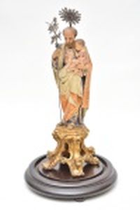São José em  madeira policromada, século XIX, finamente entalhado e preservado em redoma, Resplendor e lírios de prata. Altura 30 cm. Altura da redoma 37 cm,