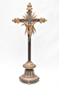 Crucifixo barroco em madeira policromada e dourados. Resplendor e placa  em prata e pedra vermelha, cristo pendente em cravos de época. Pequenas perdas de superfície. Altura total 74 cm. Cristo 23 cm.